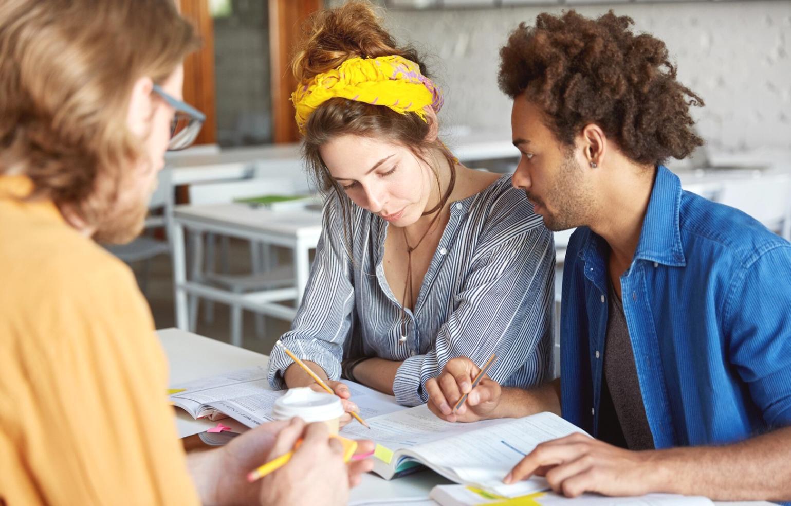 Teilnehmer arbeitet an Finanzplan und Geschäftsmodell